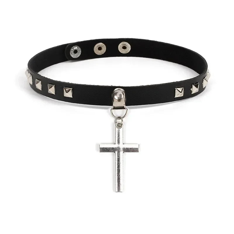 Gothic Heart-Lock Choker Necklace – Statement Accessory