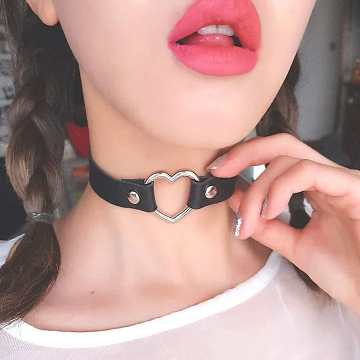 Gothic Heart-Lock Choker Necklace – Statement Accessory